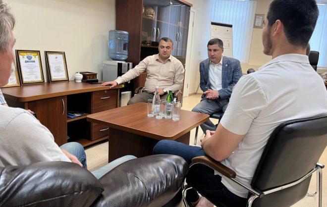 В стенах Минспорта Ставрополья прошла встреча с молодым боксёром и его тренером