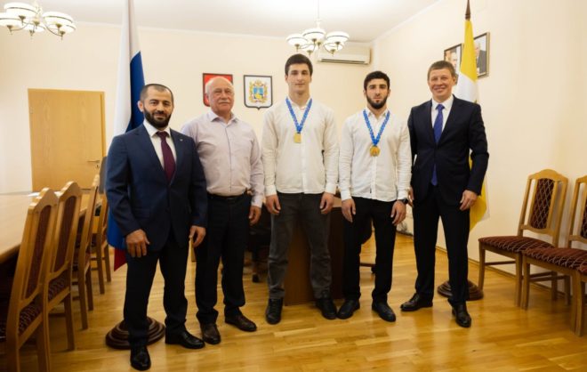 Глава Минспорта Ставрополья встретился с чемпионами по самбо