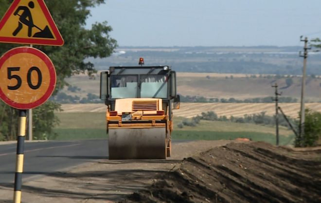 Дорогу Сенгилеевское — Новотроицкая ремонтируют на Ставрополье