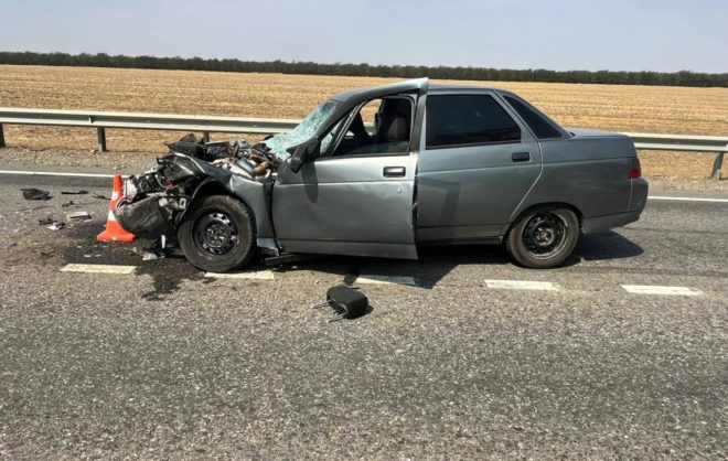 Водитель легковушки врезалась в грузовик в Петровском округе