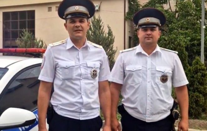 Упавшей в обморок автомобилистке помогли автоинспекторы на Ставрополье