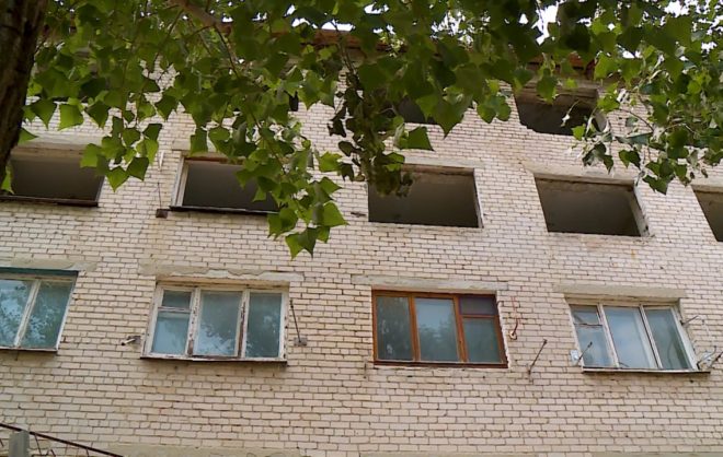 В Невинномысске люди живут в пыльном общежитии во время капремонта
