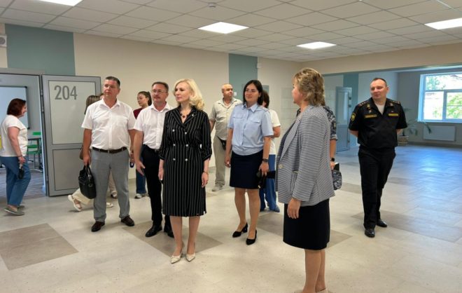Гимназию №25 в Ставрополе после капремонта проверила глава Минобра края
