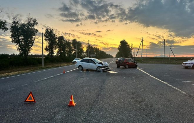 На перекрёстке в Кировском округе 3 человека пострадали при ДТП