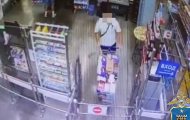 Парень вывез продукты на тележке мимо кассы магазина в Железноводске