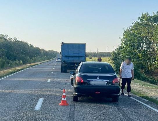 Иномарка врезалась в грузовик на трассе в Грачёвском округе