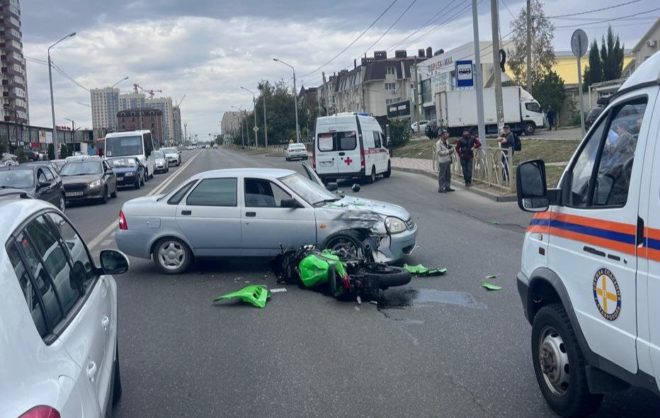 Легковушка и мотоцикл столкнулись улице 45 Параллель в Ставрополе