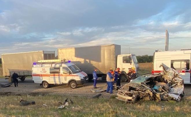 Грузовик с манипулятором протаранил легковушку в Шпаковском округе