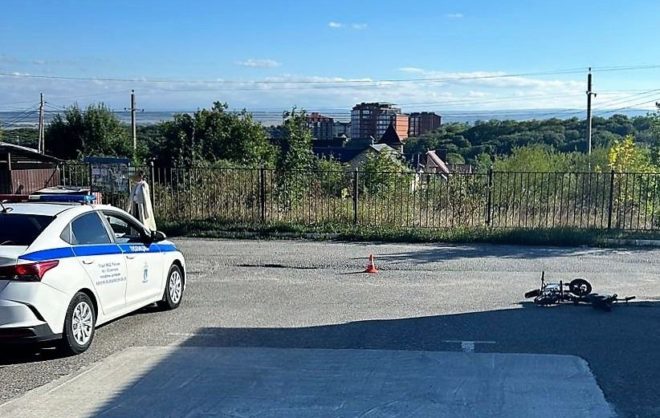 В Ессентуках двое несовершеннолетних самокатчиков попали под колёса автомобиля