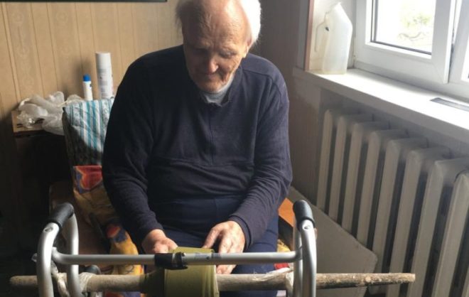 Житель Минераловодского округа в свои 90 лет помогает плести маскировочные сети