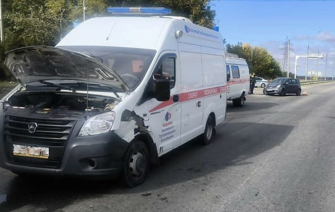 Три человека пострадали в столкновении скорой и легковушки в Ставрополе