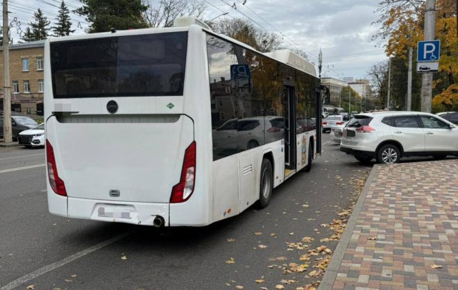 Пенсионер упал в резко затормозившем автобусе в Ставрополе