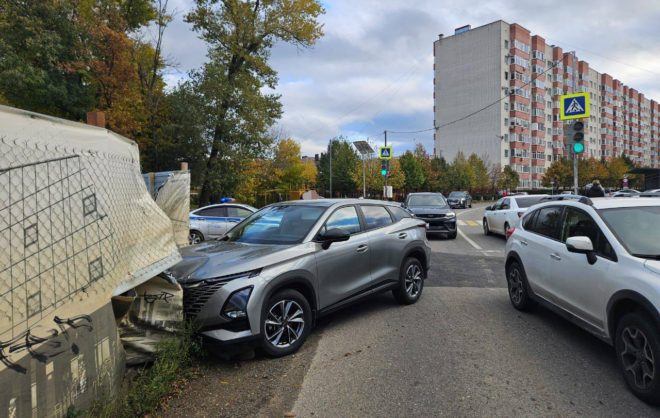 Водитель кроссовера врезался в забор в Ставрополе
