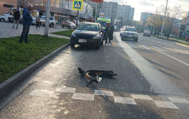 В Ставрополе водитель на зебре сбил подростка на самокате