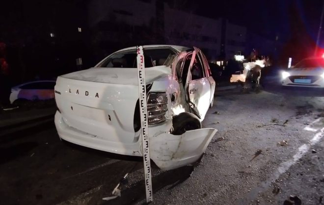 Водитель легковушки наехал на бордюр и врезался в дерево в Ставрополе