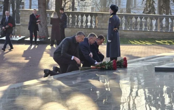 Губернатор Ставрополья с представителем Беларуси возложили цветы к Вечному огню