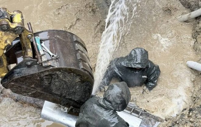 В Невинномысске продолжают устранять порыв на центральном водоводе