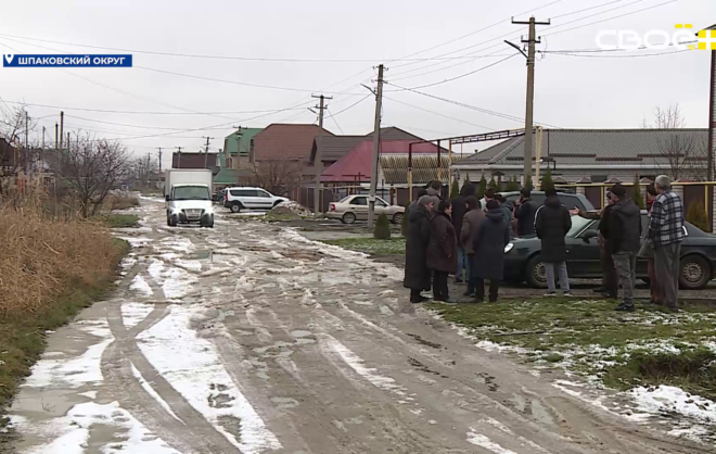 Лужи на дороге несколько лет беспокоят жителей села Надежда на Ставрополье
