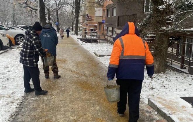 В Ставрополе с гололедицей боролись 70 коммунальщиков