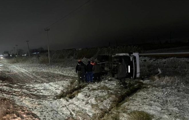 Грузовик перевернулся в Ставрополе на скользкой трассе