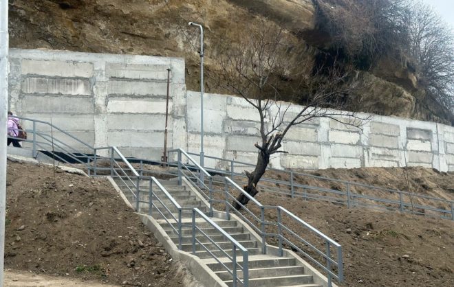 В Кисловодске отремонтировали лестницу к школе