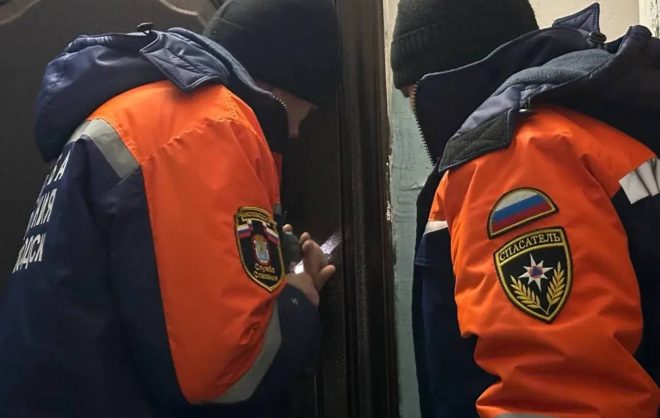 Спасатели взломали квартиру с протечкой в Кисловодске