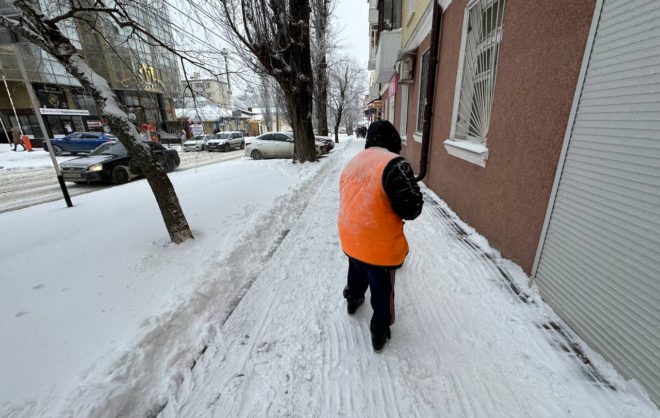 Юрист объяснил россиянам, куда жаловаться на неубранный снег во дворе
