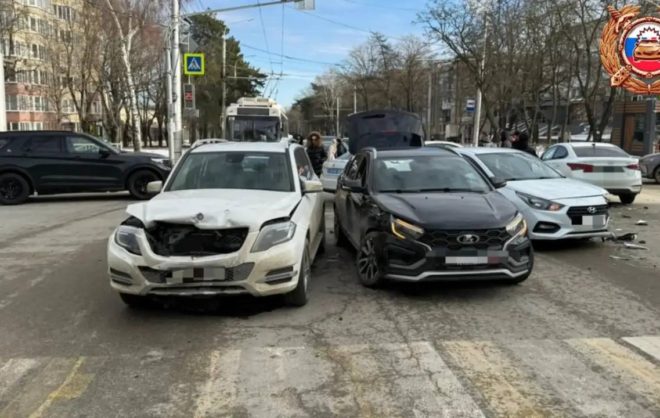 Две аварии случилось на перекрёстке улиц Мира и Льва Толстого в Ставрополе