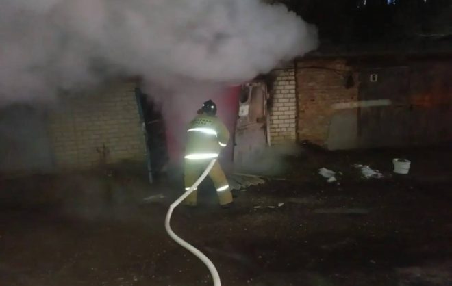 Загоревший гараж потушили пожарные в Невинномысске