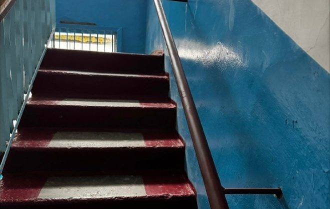 Подъезд дома участника СВО оборудовали поручнями в Левокумском округе