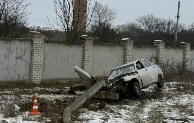 Пьяная девушка без водительских прав врезалась в столб на Ставрополье
