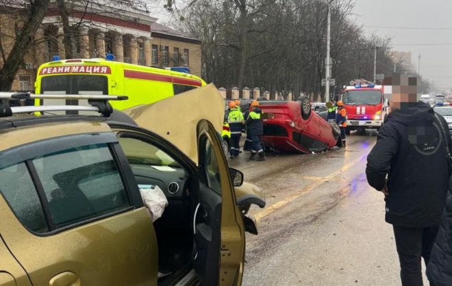 Легковушка перевернулась после ДТП в центре Ставрополя