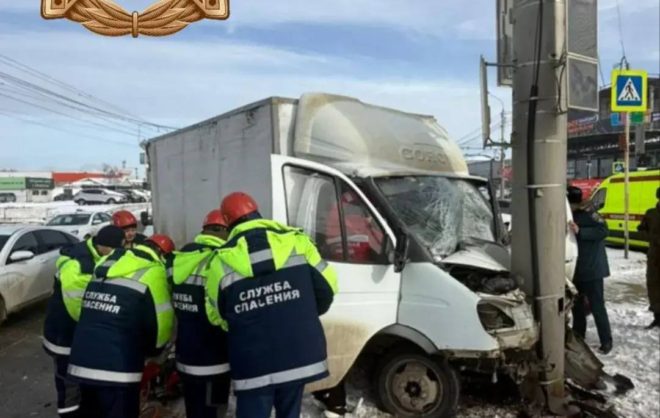 Грузовая «Газели» врезался в столб на проспекте Кулакова в Ставрополе