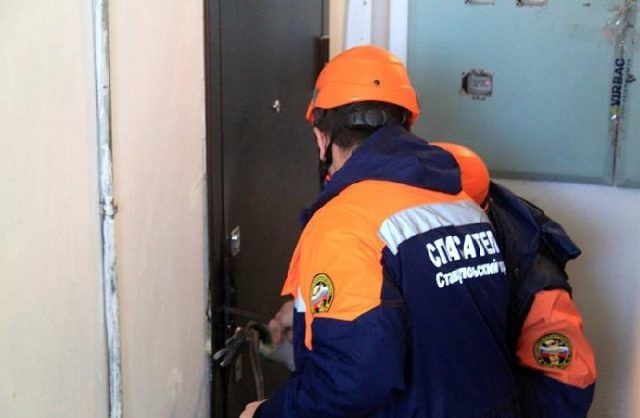 В Ставрополе спасатели вызволили из запертой квартиры двухлетнего мальчика
