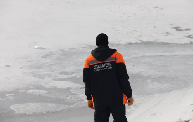 Спасатели Красногвардейского округа помогли провалившимся под лёд рыбакам
