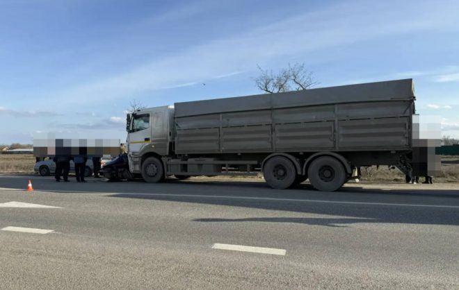 Водитель легковушки погибла в ДТП с грузовиком в Будённовском округе