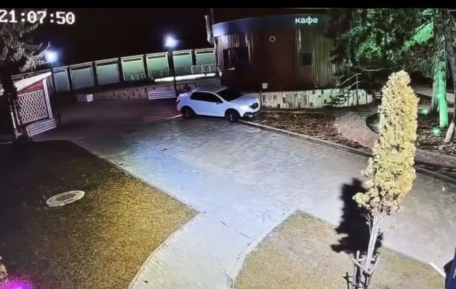 В Кисловодске неизвестный на автомобиле повредил подпорную стену на Кольцо-горе