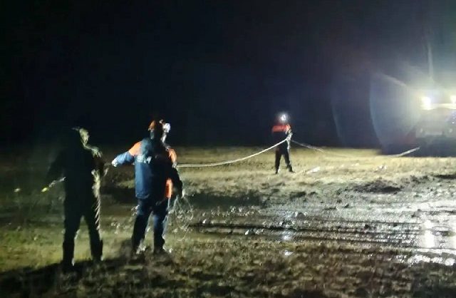 Семья с двумя детьми увязла на машине в грязи на Ставрополье