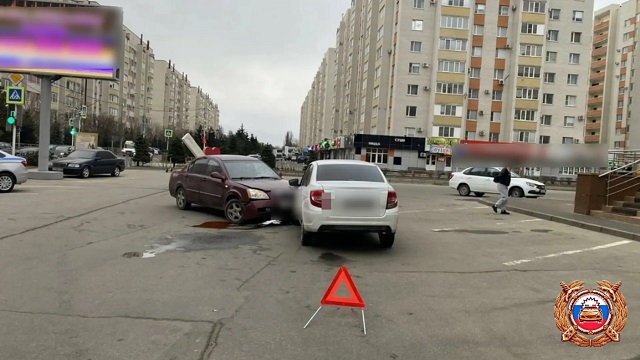 Водитель пострадал при столкновении двух легковушек в Ставрополе