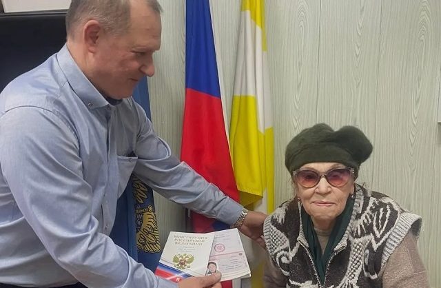 Столетняя женщина на Ставрополье получила гражданство РФ
