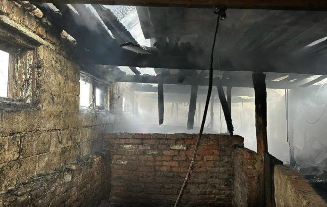 Свиней и поросят спасли из огня пожарные в Грачёвском округе