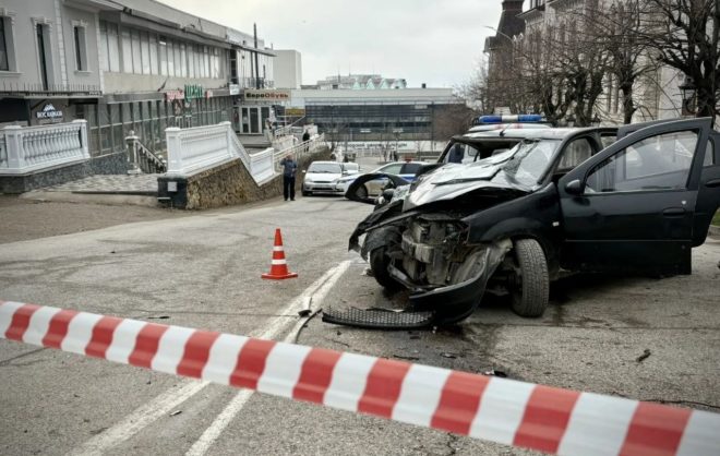 Два человека погибли во врезавшейся в дерево легковушке в Железноводске