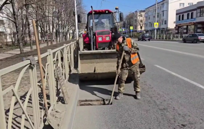 Ливнёвки прочищают на улицах Ставрополя