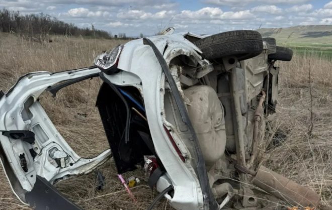 Один человек погиб и двое получили травмы в кювете в Кочубеевском округе