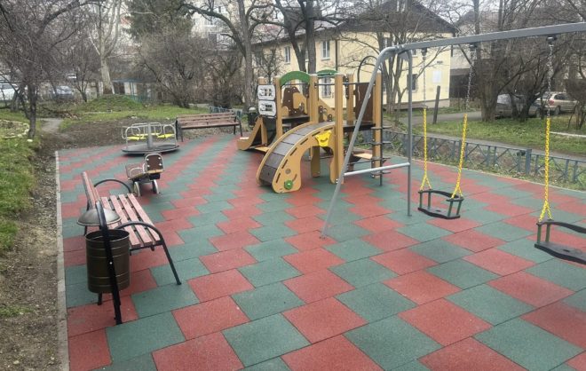 Три детские площадки обновили в Ставрополе