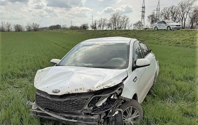 В Новоалександровском округе из-за высокой скорости перевернулся автомобиль