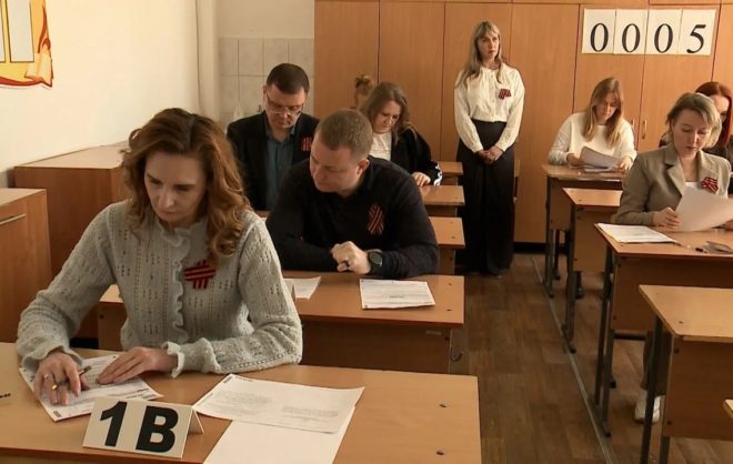 Родители школьников сдали ЕГЭ по русскому языку в Ставрополе
