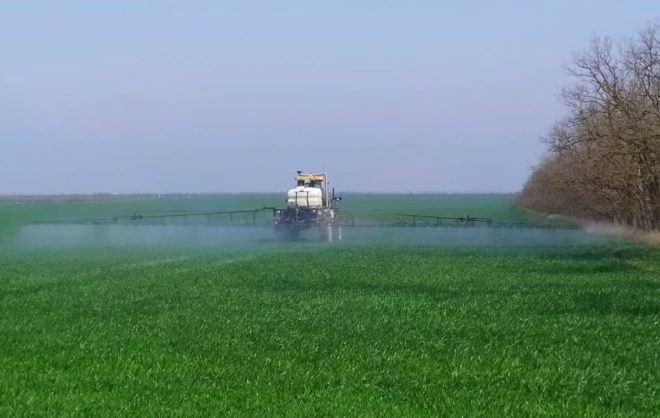 Аграрии Ставрополья проводят химпрополку озимых
