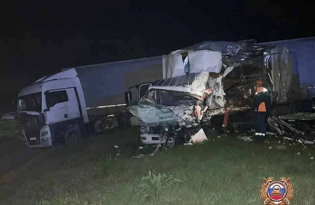 Один человек погиб в столкновении трёх грузовиков на Ставрополье