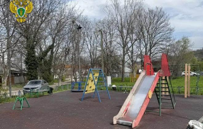 Мальчик получил травму во время катания с горки на детской площадке города Пятигорска
